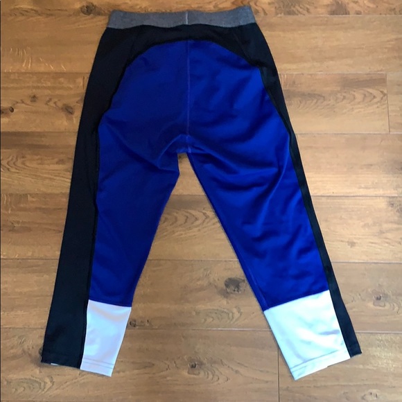 Butt flattering Athleta Capri leggings - Picture 5 of 10